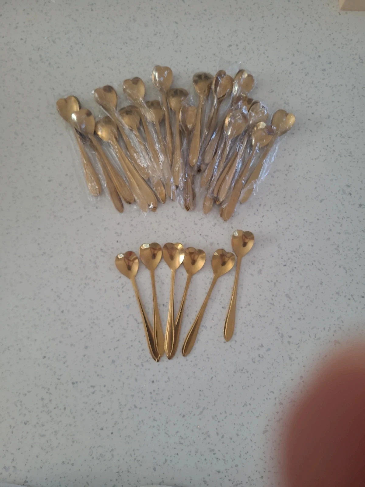 Lot de 6 cuilleres à café métal doré.